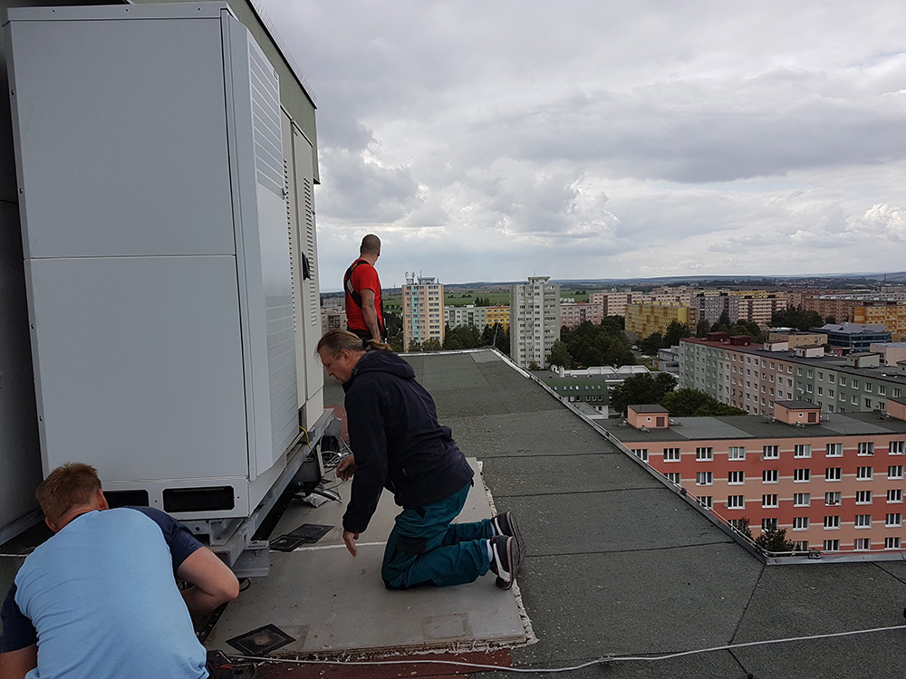 Vynesení 2ks těžkých břemen na střechu panelového domu v Plzni