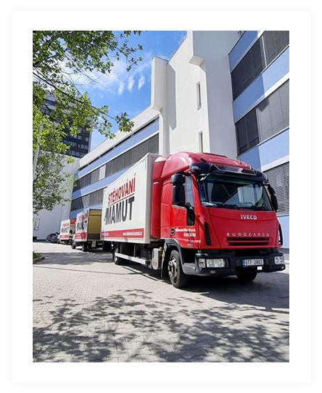 stěhovací nákladní auto před budovou